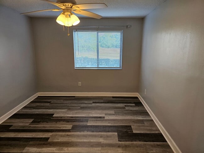 Building Photo - East Side 2 Bed 2 Bath Condo, Near Full Sa...