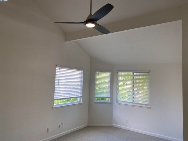 Building Photo - 6084 Vía de los Cerros