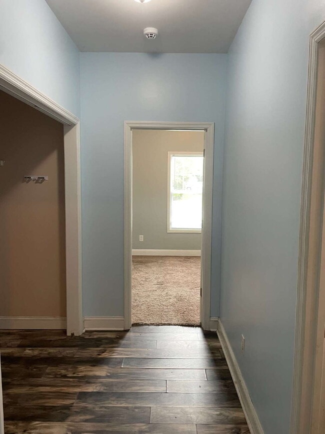 Building Photo - Pet Friendly Three Bedroom Two Full Bathro...