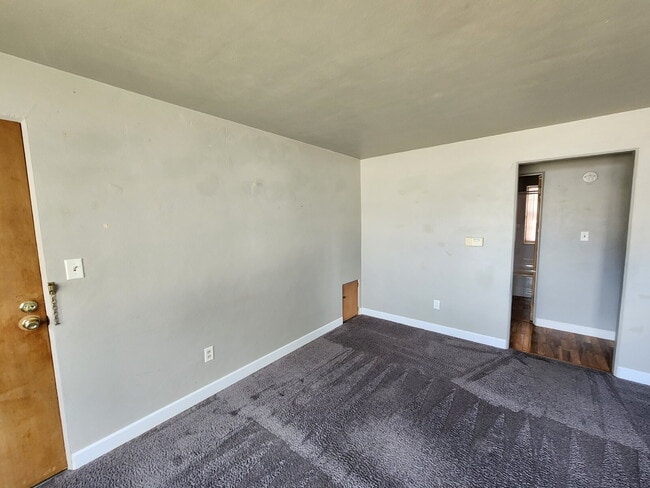 Building Photo - Ground Level Apartment in Neenah! Heat & Water Included