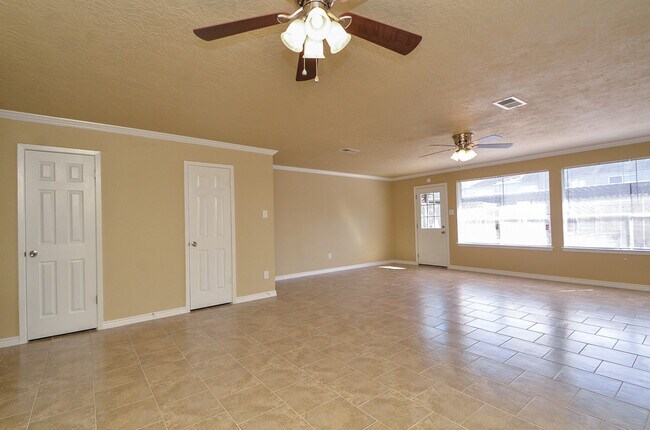 Building Photo - 3 BEDROOM TOWNHOME FOR LEASE IN LANGHAM CREEK