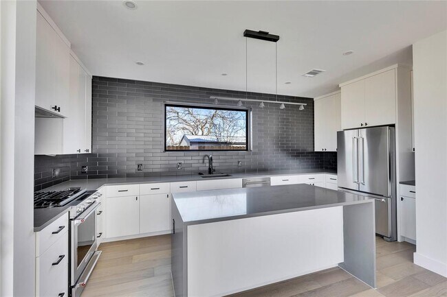 Building Photo - 1804 Sylvan Dr