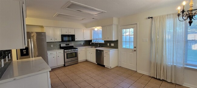 Building Photo - 4427 Eaglewood Trail Dr