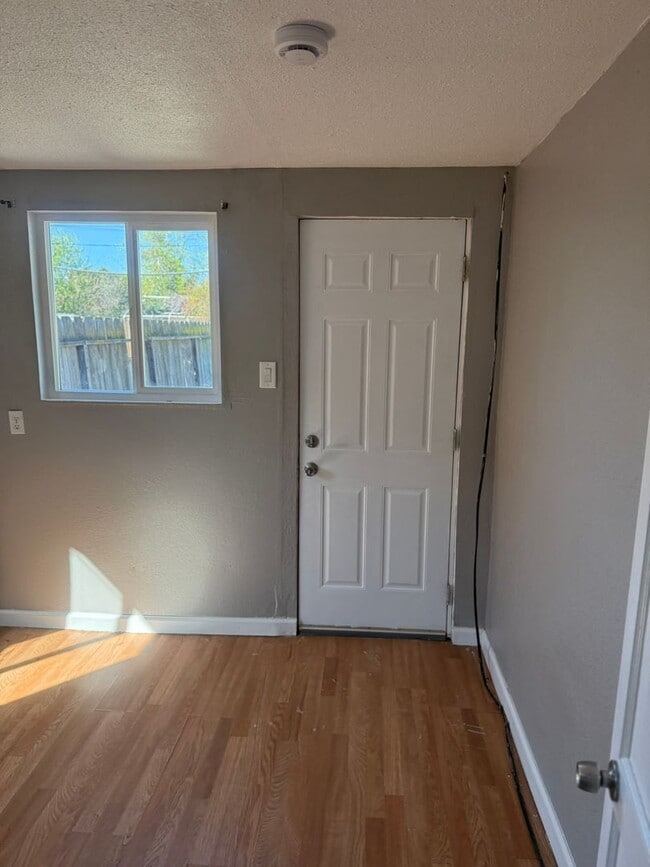 Building Photo - 1/2 off 1st Months Rent!!!!