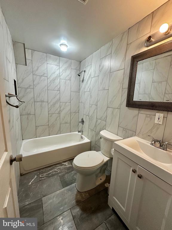 Building Photo - 542 Stanbridge St