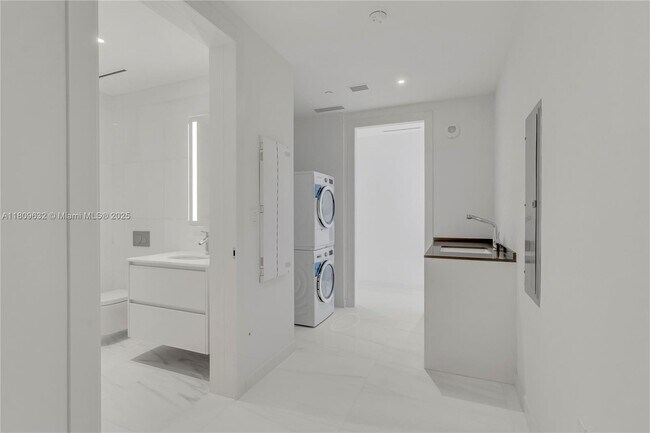 Building Photo - 300 Biscayne Blvd Way