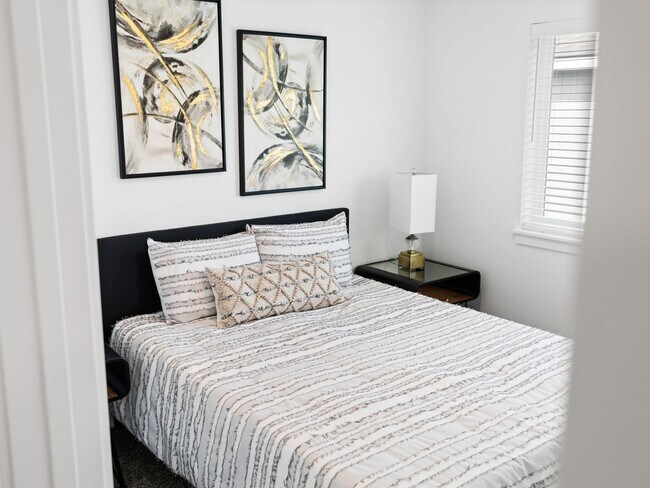 Building Photo - **1/2 Off December rent** New 3 bed/2.5 bath Townhouse in Deer Park!