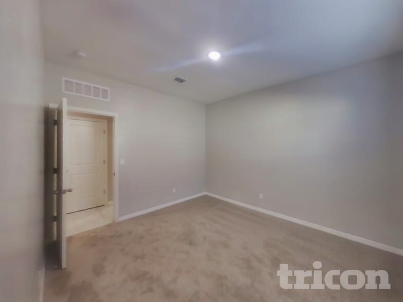 Building Photo - 35381 W Santa Clara Ave