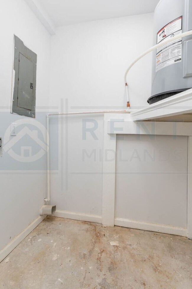 Building Photo - Newly Renovated 2 Bedroom Apartments Near I-26 and Costco!