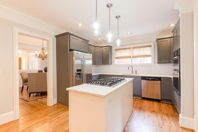 Building Photo - 1106 McLynn Ave NE