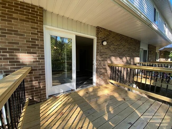 Building Photo - 1009 W Cascade Ave