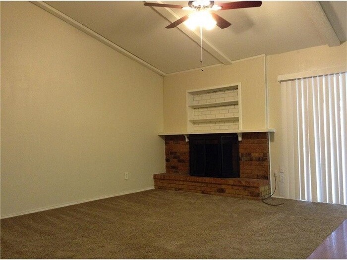 Building Photo - 305 Colonel Dr