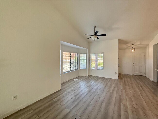 Building Photo - 2503 Levante St