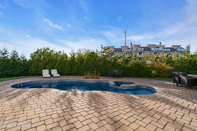 Building Photo - 2 Tradewinds Ln