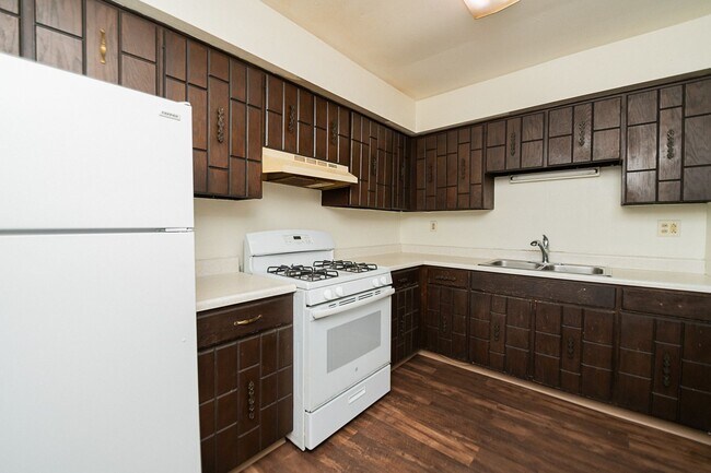 Building Photo - 702-708 E. 72nd