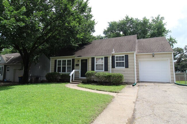 Building Photo - August FREE On This 2 Bedroom 1 Bath Home in Roeland Park