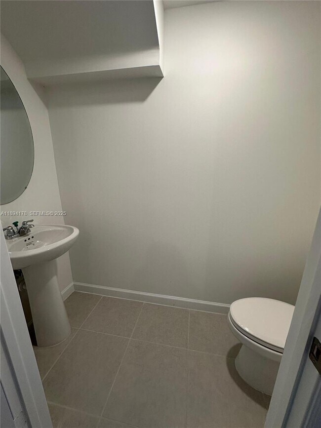 Building Photo - 2534 SE 27th Dr