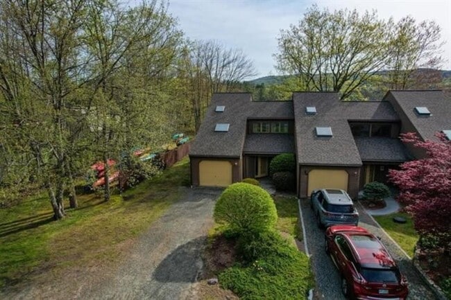 Building Photo - 15 Manor Estates Dr