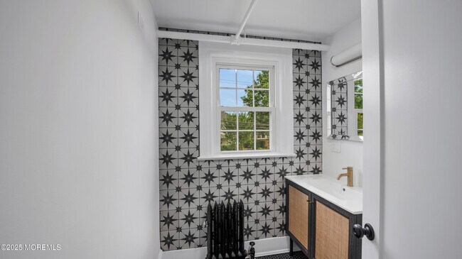 Building Photo - 87 Maple Ave