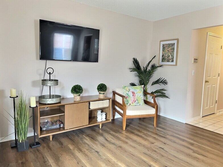 Building Photo - 601 Camellia Dr