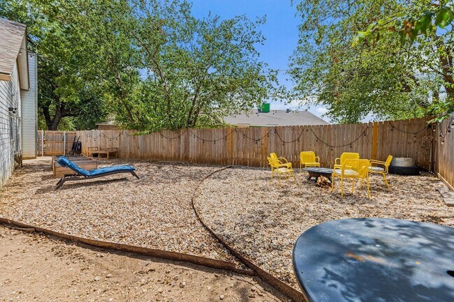 Building Photo - 906 Oleander Ln