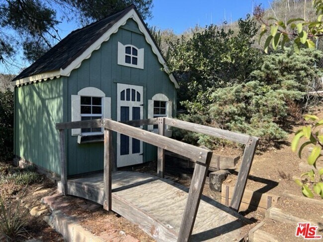 Building Photo - 729 Kenmore Cir