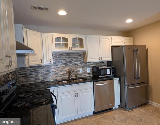 Building Photo - 9537 Evergreen Circle