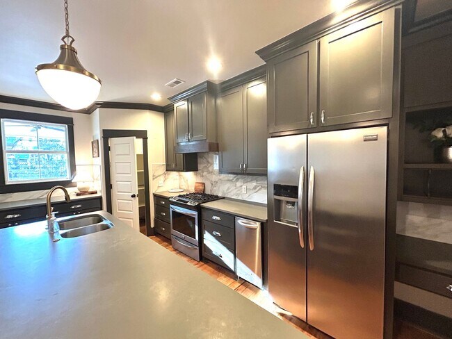 Building Photo - UNFURNISHED Beautiful Large Home Available Now on North Walnut in Fayetteville !!