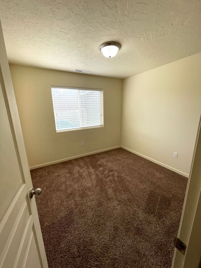 Building Photo - Beautiful Three Bedroom Two Bath in Kennewick