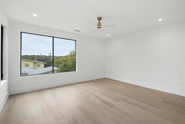 Building Photo - 2401 Oakhaven Cir