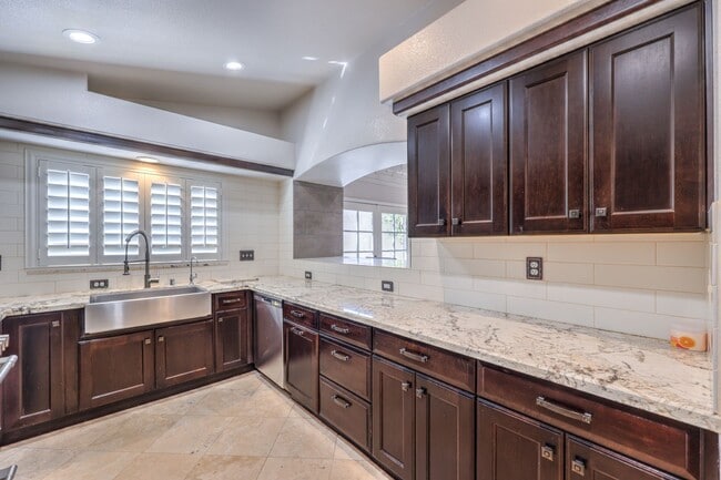 Building Photo - single story upgraded walking distance to park