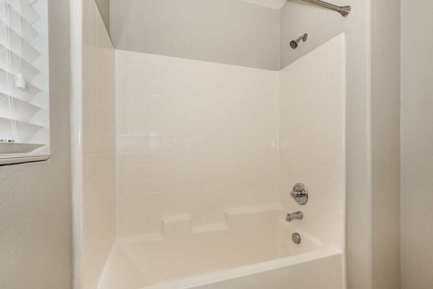 Building Photo - 1857 Bayhurst Ave