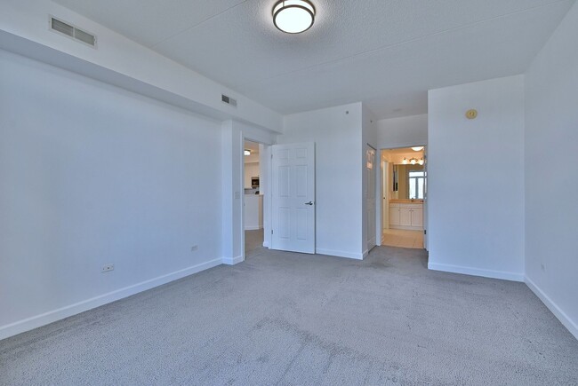 Building Photo - Bright & Spacious Condo in Great Location!