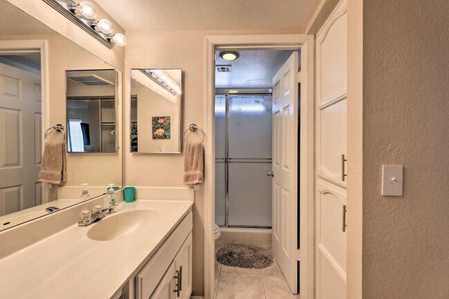 Building Photo - 170 E Guadalupe Rd