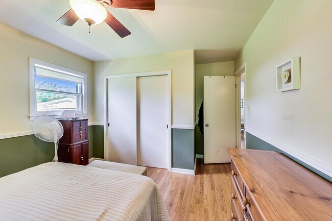 Building Photo - 1304 N Mitchell Ave