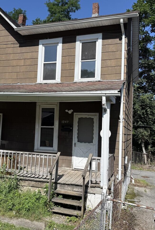 Building Photo - 1247 Main St