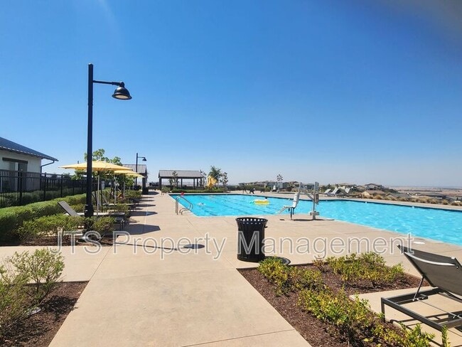 Building Photo - 3349 Hedgerow Ct