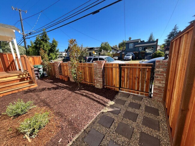 Building Photo - 4331-4333 Brookdale