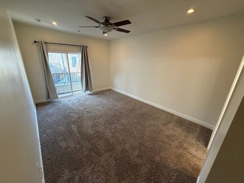 Building Photo - 7132 Farralone Ave