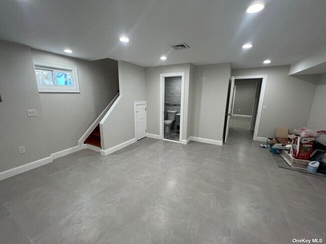 Building Photo - 14-34-34 Dunbar St