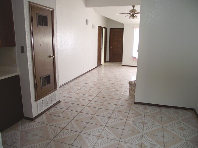 Building Photo - Northeast El Paso 3 bed with Bonus Room!