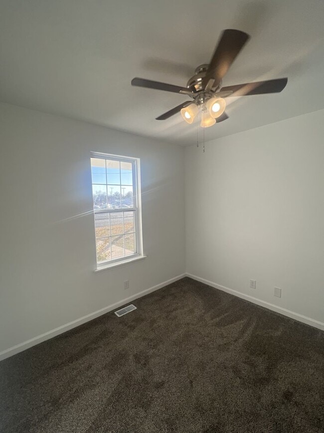 Building Photo - Beautiful newly Renovated 3 Bedroom / 2 bathroom house located in Joplin!