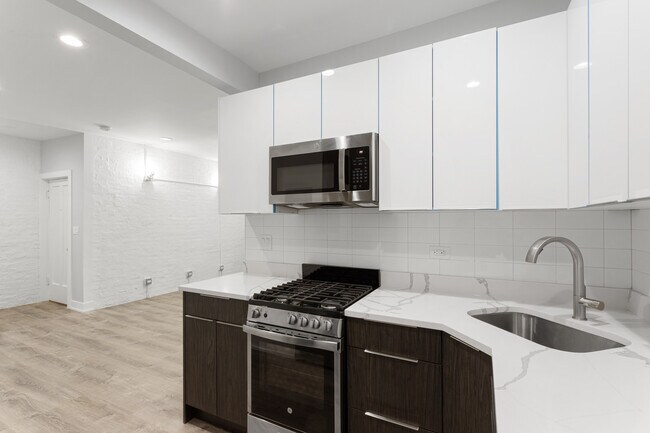 Building Photo - 6118 N Winthrop Ave