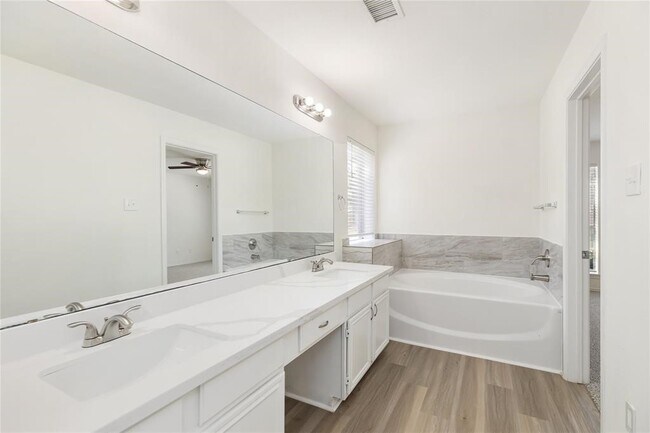 Building Photo - 9410 Calwood Cir