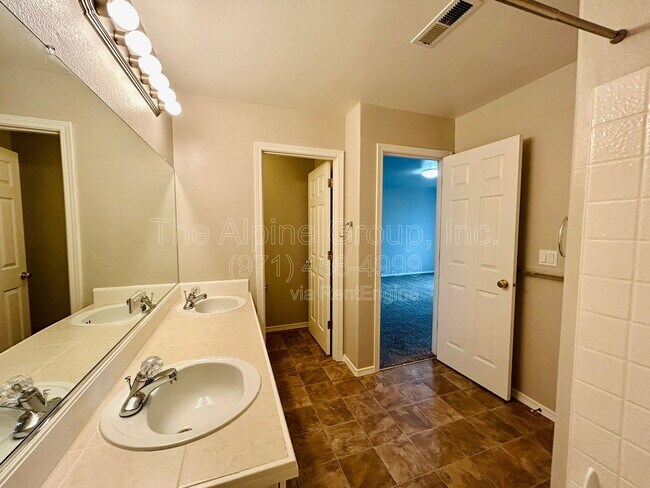 Building Photo - 10691 SW Celeste Ln