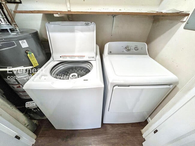 Building Photo - 393 Annie St