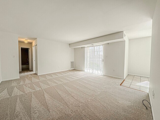 Building Photo - Sun-filled 1 Bed 1 Bath Condo In Scenic River Terrace - Water Included!