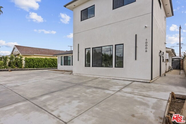 Building Photo - 10006 Odessa Ave