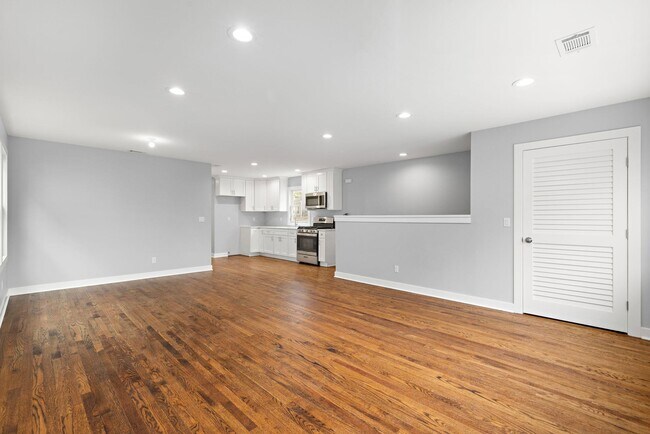 Building Photo - 44 Linden St