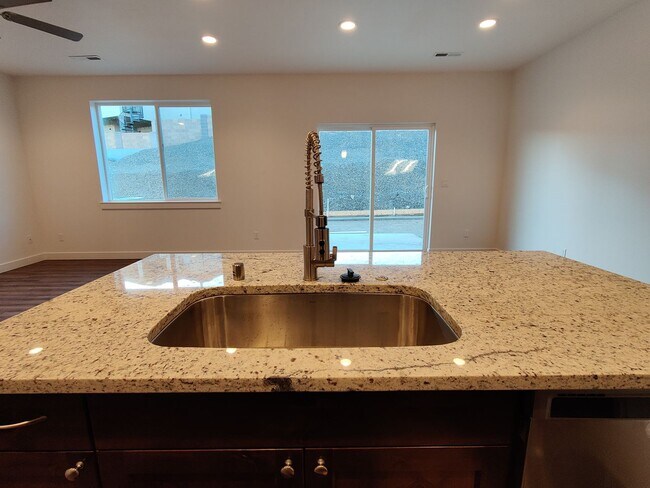 Building Photo - *MOVE IN SPECIAL - HALF OFF FIRST MONTH'S ...